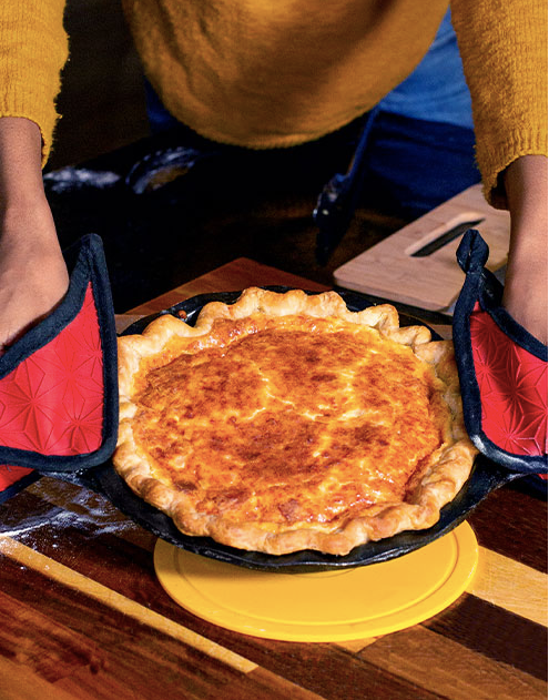 Lodge 9" Seasoned Cast Iron Pie Pan